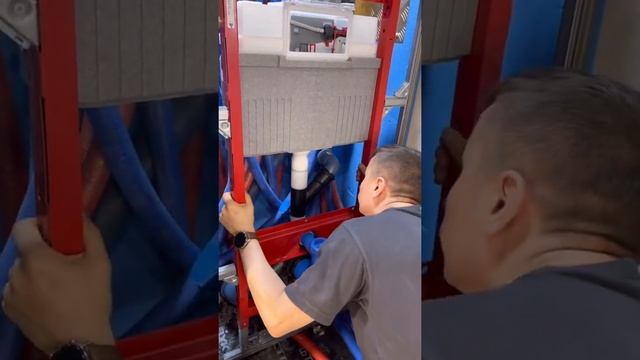 Проверка на протечки инсталляции для подвесного унитаза. С помощью специального устройства.