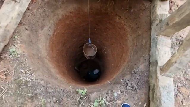 Копаем колодец ломом. Попался тяжелый грунт при копке колодца - сухая глина. смотреть онлайн