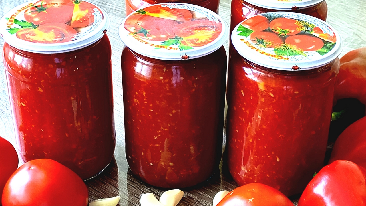 АДЖИКА.🍅🌶ВКУСНЫЙ СОУС ИЗ ТОМАТОВ С ОСТРЫМ ПЕРЦЕМ⭐ Ольгины Рецепты. смотреть онлайн