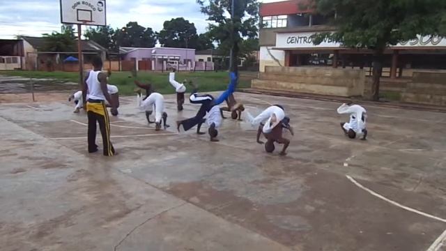 Treino Abada Capoeira Moxico смотреть онлайн
