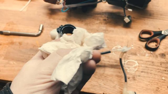 Reparatur Dewalt DCM575 Akku-Kettensäge - Ölleitung Verstopft