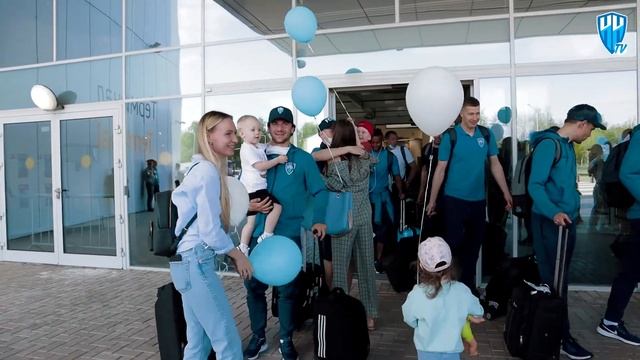 Встретили команду в аэропорту. смотреть онлайн