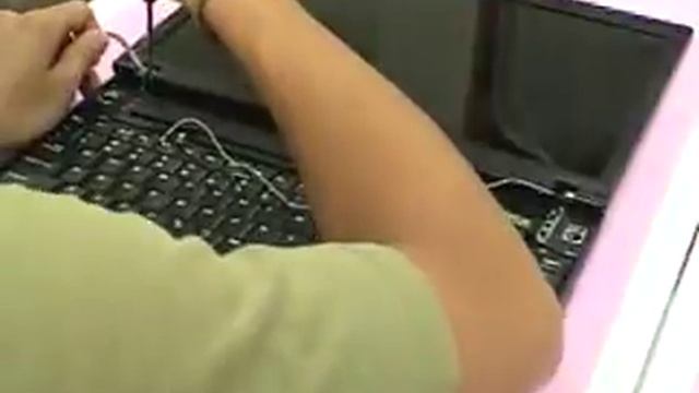 Видео инструкция по разборке ноутбука MSI M675 M677 (MS-1633) смотреть онлайн