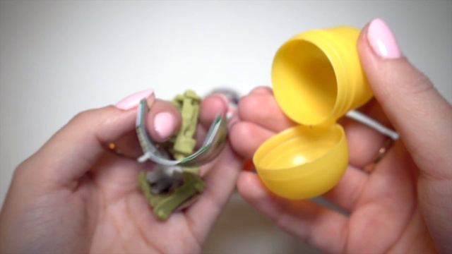 Открываем НОВОГОДНИЕ КИНДЕРЫ и смотрим игрушки?? смотреть онлайн