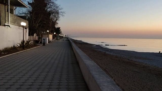 Предновогодний репортаж из зимней Абхазии, с брегов самого Чëрного моря. Гагра 23.12.2023. смотреть онлайн