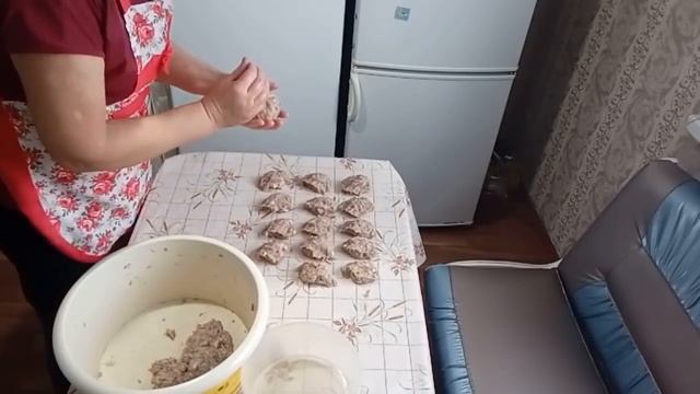 Кручу мясо на котлеты//Глажу, вешаю тюль. смотреть онлайн