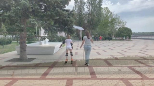 Эми первый раз катается на роликах / Bravegirl Emi first time standing on rollers смотреть онлайн