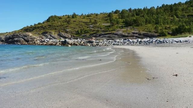 Sound of waves washing up on a beach. 4K UHD relaxing nature sound video смотреть онлайн