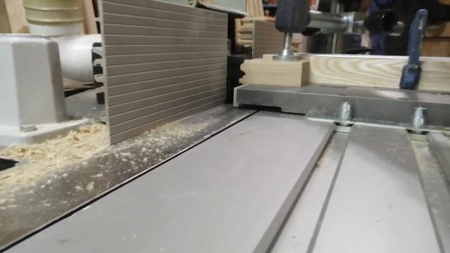 Фрезеование простого навершия на лестничный столб. Milling a simple topping on a stair post. смотреть онлайн
