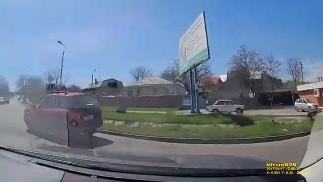 В Пятигорске водитель из Абхазии проигнорировал красный свет смотреть онлайн