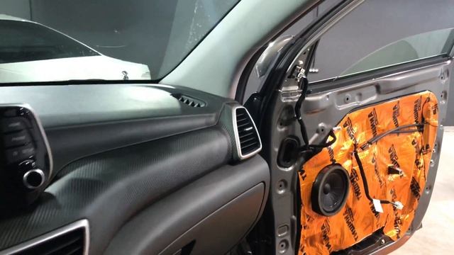 Hyundai Tucson шумоизоляция дверей. К штатной шумозащите добавили ещё три добротных слоя Комфортмат смотреть онлайн