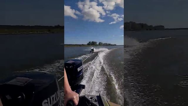 На куске пенопласта за моторной лодкой смотреть онлайн