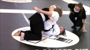 Girl wins boy with triangle at tournament bjj Бразильское джиу джитсу и дети