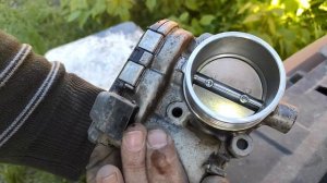 Снять, чистить узел дроссельной заслонки с электронной педалью