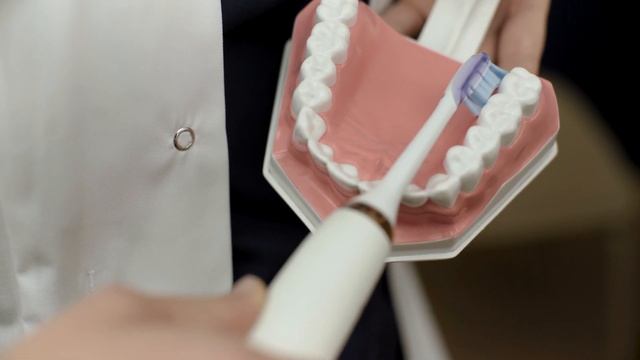 Kā pareizi tīrīt zobus ar Philips Sonicare Diamond Clean смотреть онлайн