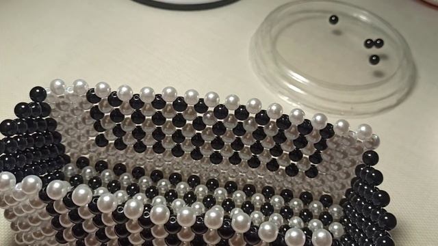 чёрно-белая сумочка из бусин ? смотреть онлайн