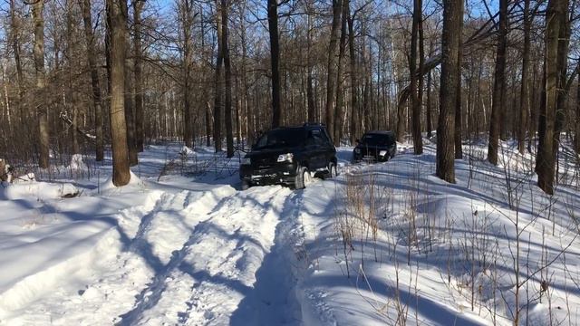 Митцубиси Паджеро едет за Патриотом и Уаз Хантером по снегу смотреть онлайн