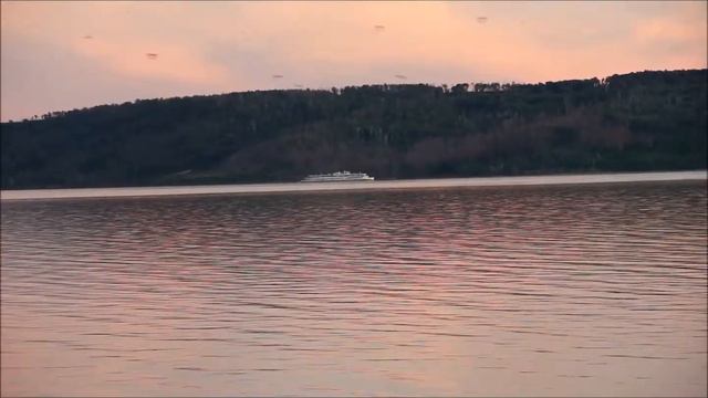 Пассажирский теплоход Салават Юлаев в районе Сенгилея и Белого Яра 7 07 2014г смотреть онлайн