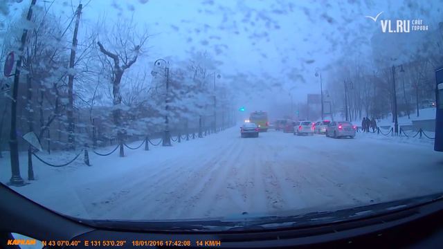 VL ru Водитель рейсового автобуса нарушает ПДД смотреть онлайн