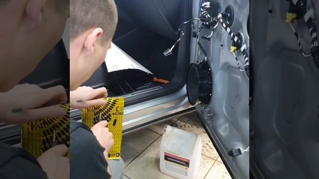 VW Tiguan 2 — шумоизоляция 4-х дверей, комплексное бронирование полиуретаном смотреть онлайн