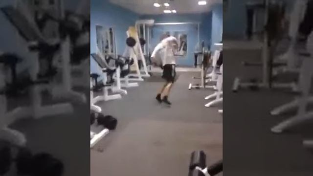 В первый раз в тренажерном зале))) смотреть онлайн