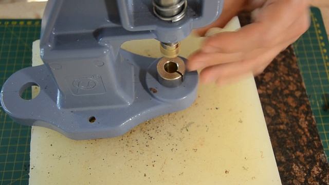 Кнопка клямерная. С отверстием на лице и с характерным щелчком при открывании. смотреть онлайн