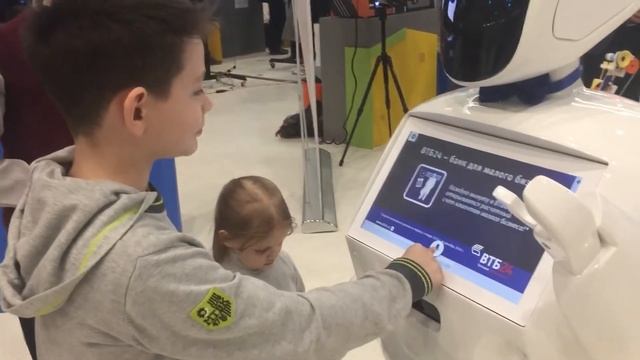 Робот помощник на конференции Skolkovo Robotics V смотреть онлайн