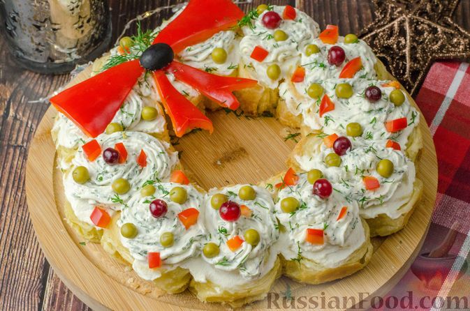 Запомнится на весь год.
ЗАКУСОЧНЫЙ РОЖДЕСТВЕНСКИЙ ВЕНОК ИЗ СЛОЕНОГО ТЕСТА