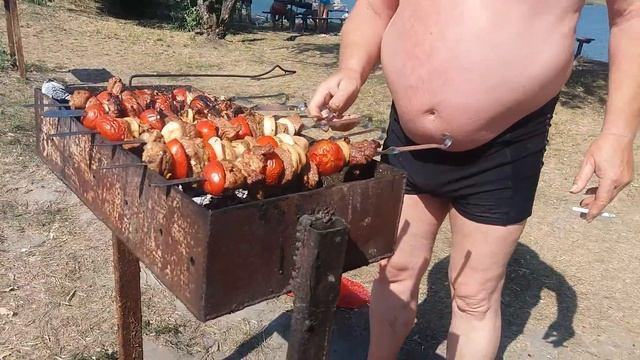 Шашлыки почти готовы. Дедушке исполнилось 66. Гуляем отмечаем красота вокруг. смотреть онлайн