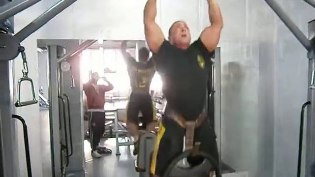 Роман Ющенко. Подтягивание с отягощением смотреть онлайн