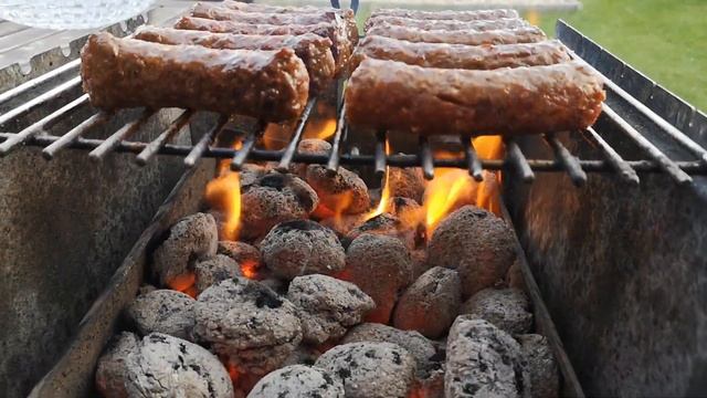 Leckere Cevapcici mit Salat und Lavash. Чевапчичи с салатом завёрнутые в лаваш. Чевапчичи на гриле. смотреть онлайн