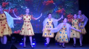 танец под песню * Россия наша Родина*