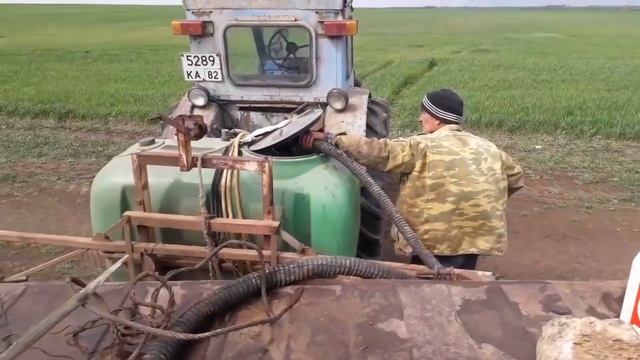 Опрыскивание озимой пшеницы по листу 2-мя препаратами (Балерина" "Гумат калия). смотреть онлайн