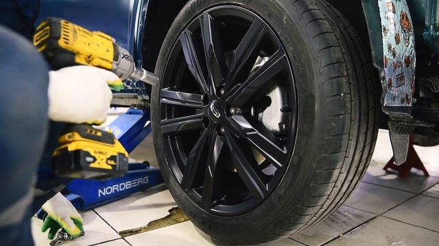 Оклейка Geely Monjaro матовой полиуретановой плёнкой Legend Matte смотреть онлайн