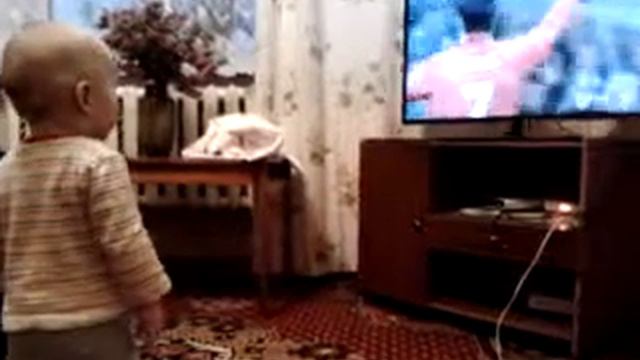 Болеем за футбол. 1 год и 1 месяц.video-2012-11-02-17-28-44.mp4 смотреть онлайн