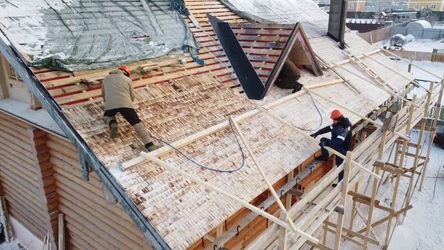 Зимний монтаж обожженной осиновой дранки. Современный кровельный пирог под деревянную черепицу. смотреть онлайн