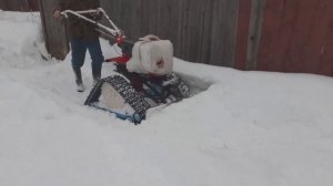 БРАЙТ- 135GES на вологодских гусеницах чистит снег отвалом