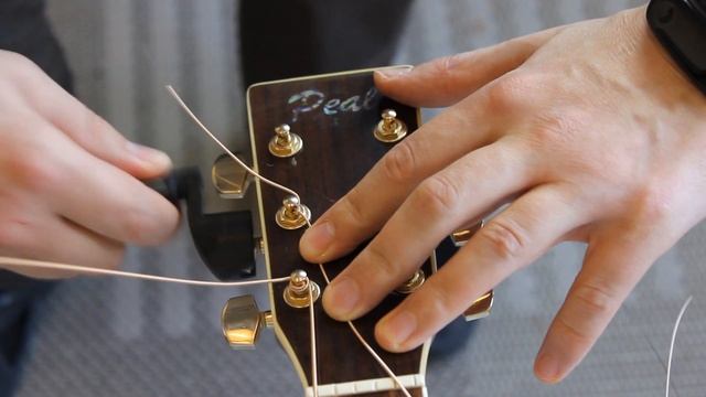 Как поменять струны на акустической гитаре. (Без лишнего текста) смотреть онлайн