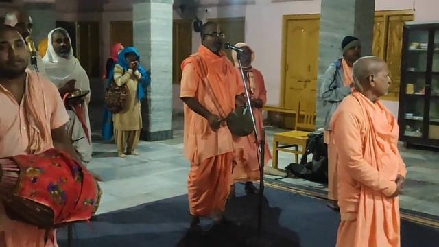 вечерний киртан Шри Чайтанья Гаудия Матха, Джаганнатха Пури смотреть онлайн