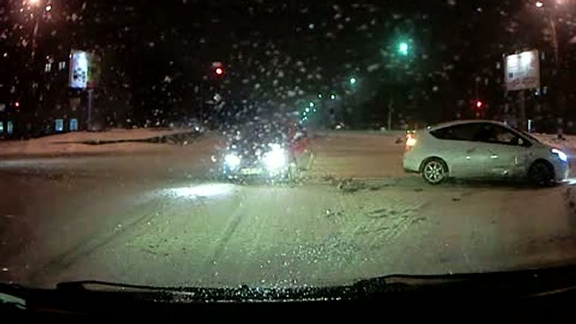 Авария на перекрестке смотреть онлайн