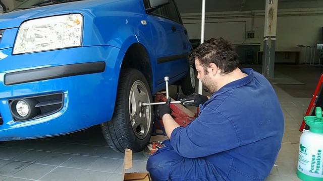 Installazione cerchi in lega con gomme estive Fiat Panda 169 1.2 смотреть онлайн