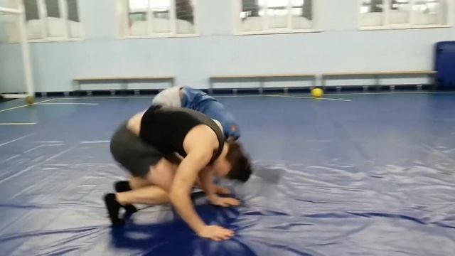 кувырок назад в группировке в паре