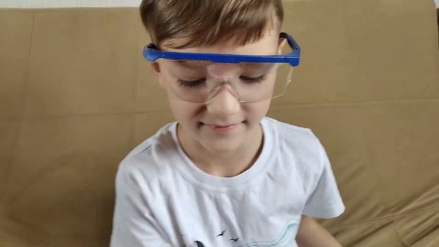 Делаем слайм сами, а что будет если заморозить слайм? Макар точно знает что нужно делать. смотреть онлайн