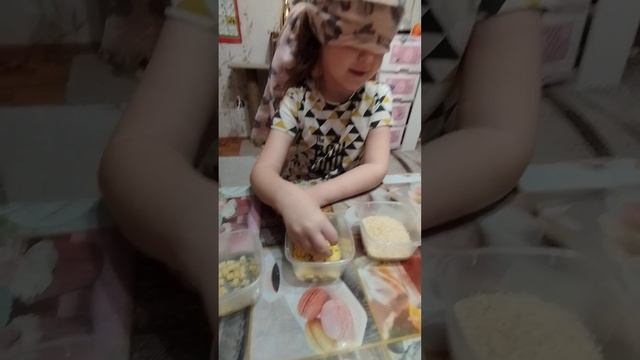 угадай с закрытыми глазами☺ я угадала всё, а как вы думаете, что там?