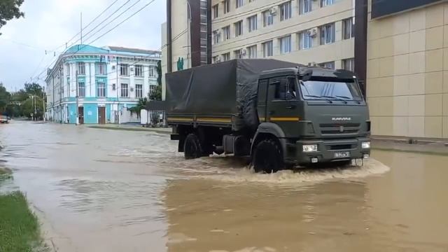 Керчь. Вода прорвалась на улицу Кирова в центре города