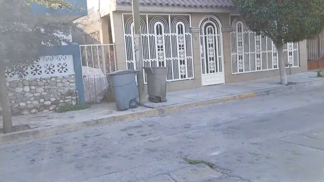 Прогулка воскресным утром по одному из небогатых кварталов Монтеррея смотреть онлайн