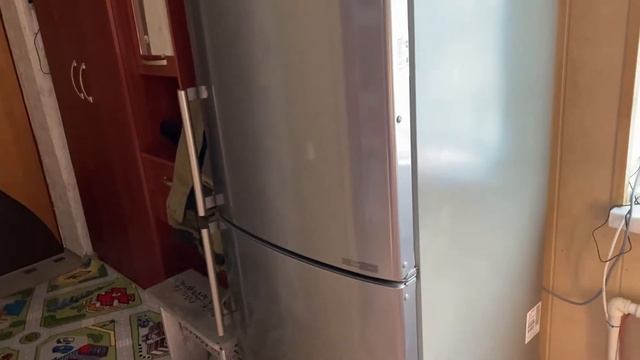 Как отрегулировать ножки холодильника смотреть онлайн