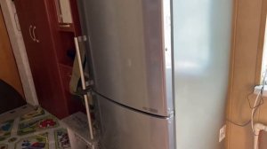 Как отрегулировать ножки холодильника