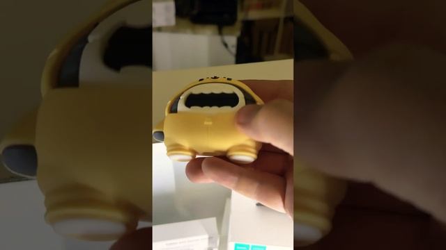 Супер необычный симпатичный чехол для Apple AirPods Pro с карабином акула в костюме морского котика смотреть онлайн