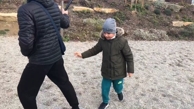 ПОДАРОК/подарок деда мороза в парке/ТАРЗАНКА ДЛЯ ДЕТЕЙ/CADEAU DU PÈRE NOËL/park d’enfants смотреть онлайн